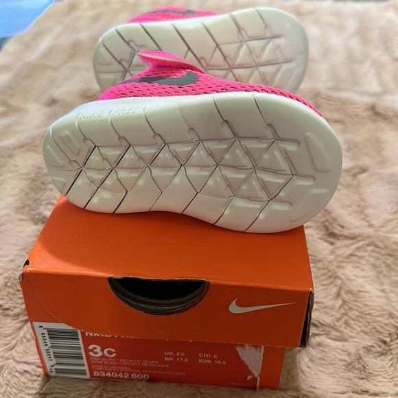 Nike Fee Run Pink Child shoes Size 3C - Picture 4 of 6
